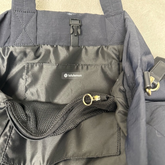 Lululemon On My Level Bag 2.0 BLK/GOLD - Picture 5 of 5